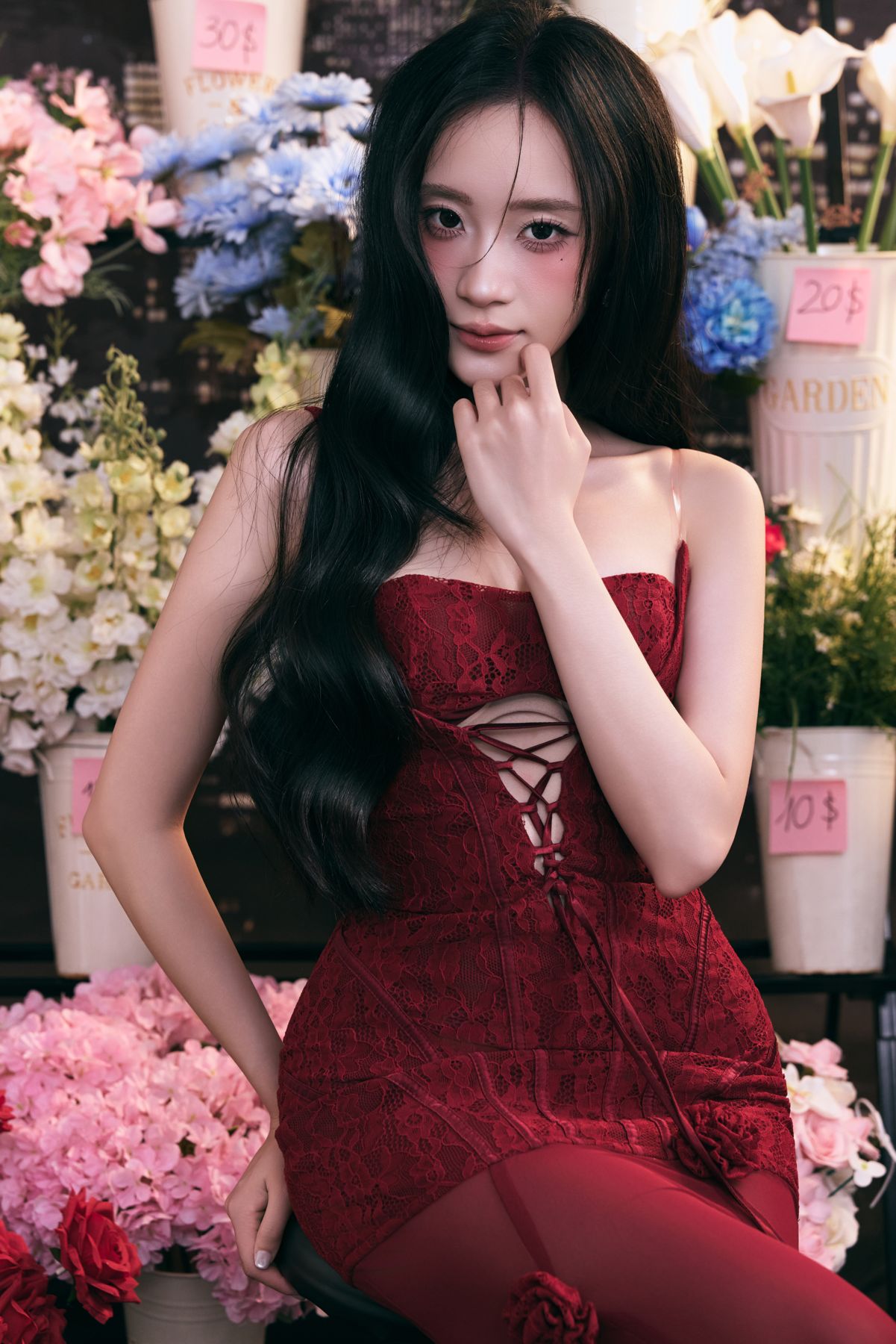 Người mẫu Thuỷ Anh trong concept Tiệm hoa lúc nửa đêm tại LeeChan Studio